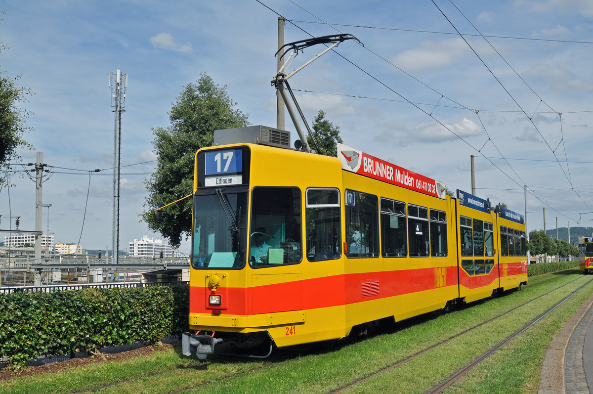 Be 4/8 241, auf der wegen einer Innerstadt Sperrung umgeleiteten Linie 17, fährt zur Haltestelle Münchensteinerstrasse. Die Aufnahme stammt vom 06.07.2016.