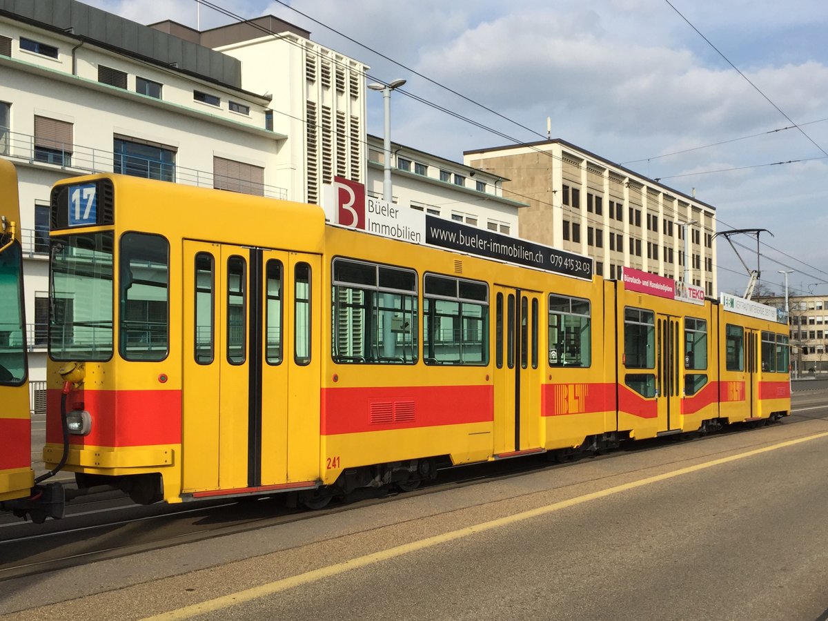 Be 4/8 241 unterwegs auf der Linie 17 auf der Dreirosenbrücke, 24.03.2016