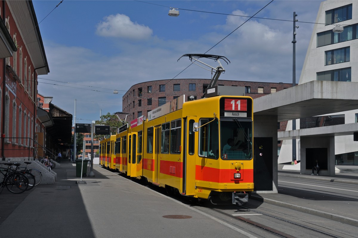 Be 4/8 241 zusammen mit dem Be 4/6 260 auf der Linie 11 an der provisorischen Endhaltestelle beim St. Johann Bahnhof. Die Aufnahme stammt vom 02.09.2014.