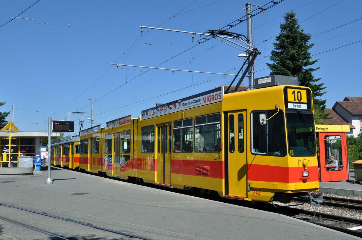 Be 4/8 242 zusammen mit dem Be 4/6 103 auf der Linie 10 an der Station Ettingen. Die Aufnahme stammt vom 01.07.2014.