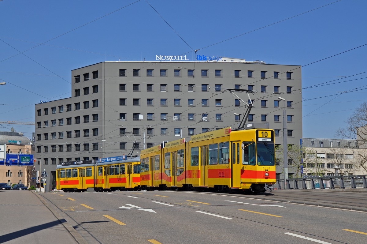 Be 4/8 242 zusammen mit dem Be 4/6 104 auf der Linie 10 fahren zur Haltestelle Münchensteinerstrasse. Die Aufnahme stammt vom 19.04.2015.
