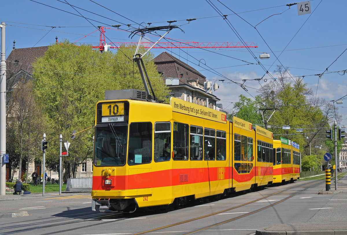 Be 4/8 242 zusammen mit dem be 4/6 203, auf der Linie 10, fährt zur Haltestelle am Bahnhof SBB. Die Aufnahme stammt vom 19.04.2016.
