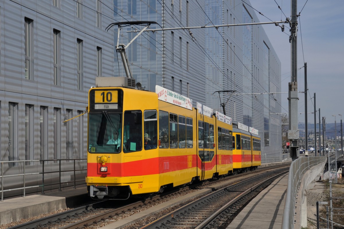 Be 4/8 243 zusammen mit einem Be 4/6 der 100er Serie bei der Haltestelle Peter Merian. Die Aufnahme stammt vom 29.03.2014.