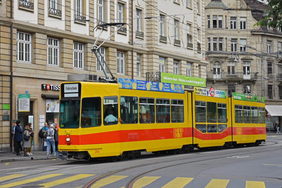 Be 4/8 244 wartet mit der Fahrschule an der Haltestelle Schifflände. Die Aufnahme stammt vom 11.06.2019.