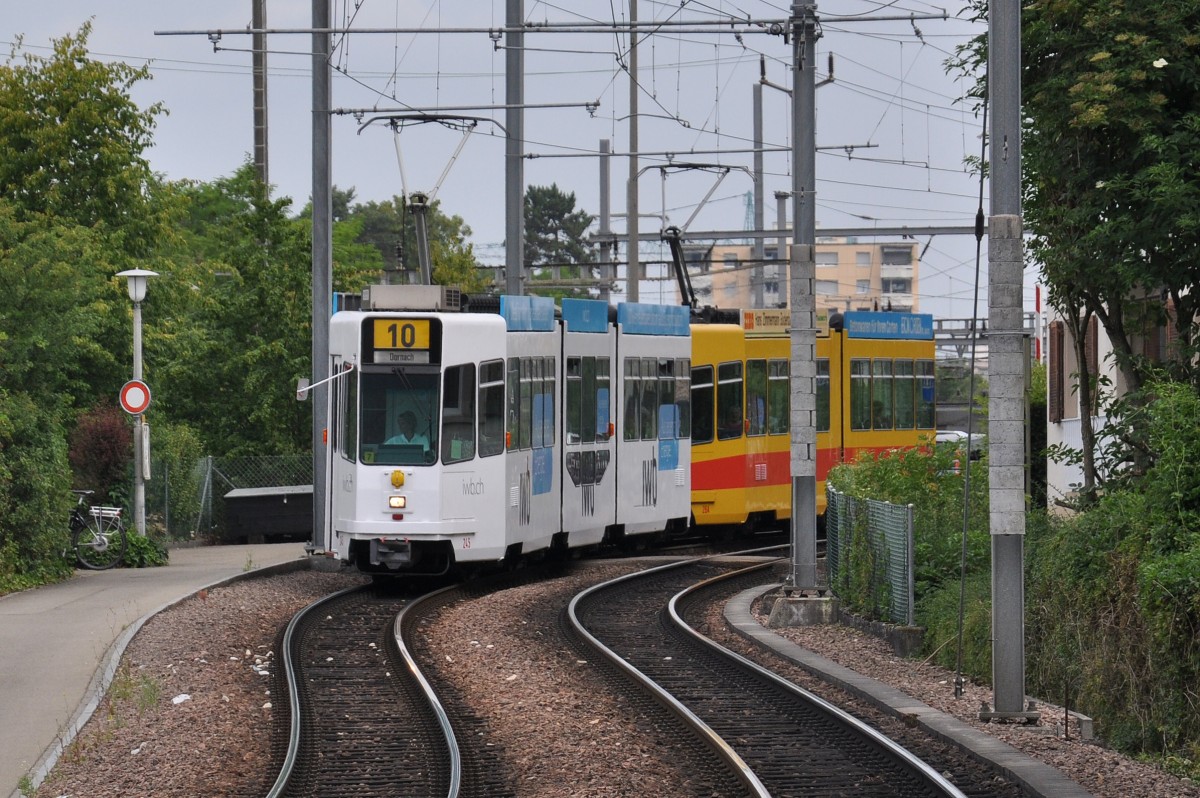 Be 4/8 245 mit der IWB Werbung zusammen mit dem Be 4/6 264 auf der Linie 10 fahren Richtung Münchenstein Dorf. Die Aufnahme stammt vom 17.06.2014.