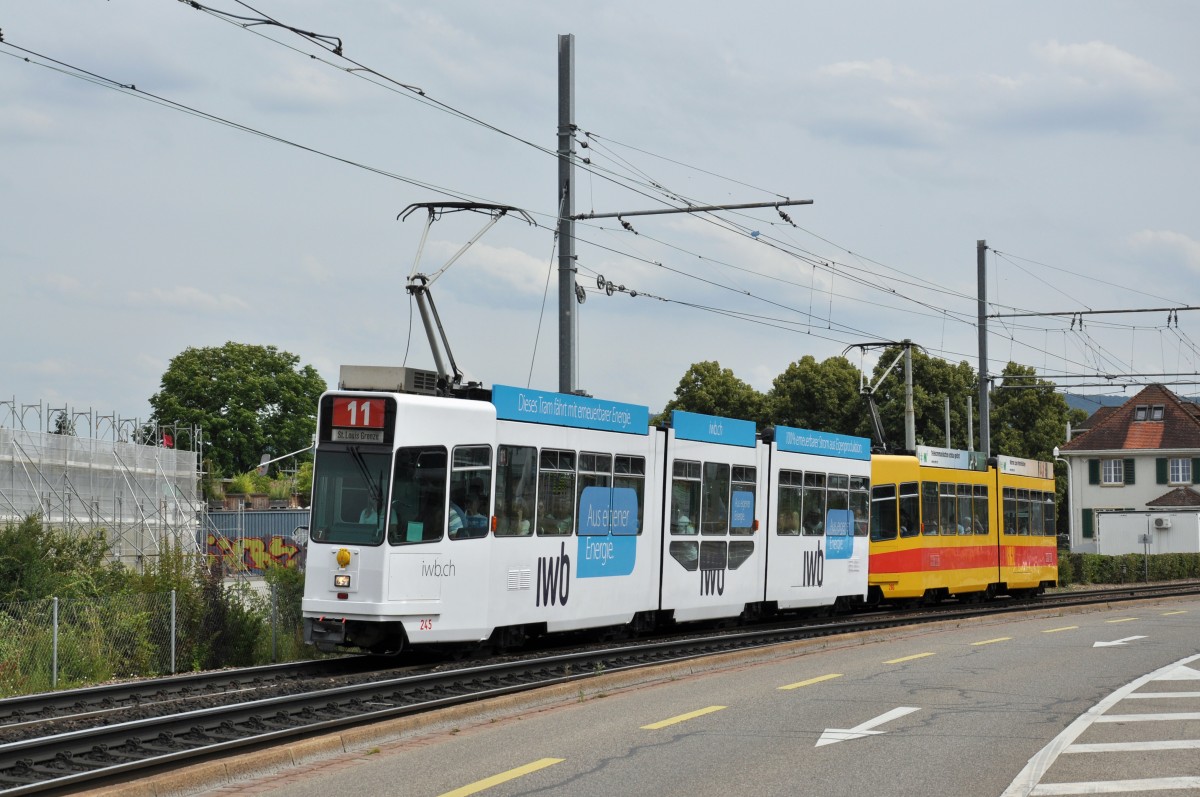Be 4/8 245 mit der IWB Werbung zusammen mit dem Be 4/6 260 auf der Linie 11 fahren zur Haltestelle Münchensteinerstrasse. Die Aufnahme stammt vom 27.06.2014.