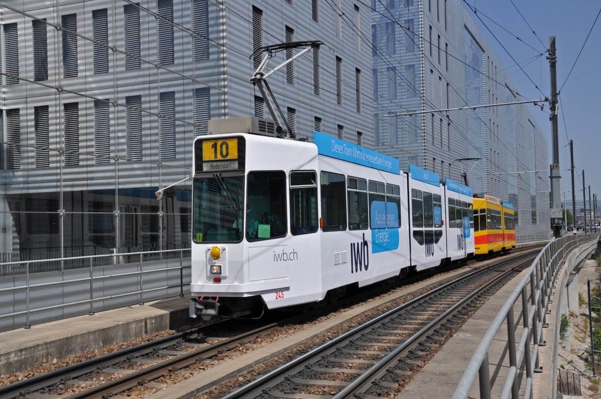 Be 4/8 245 mit der IWB Werbung zusammen mit dem Be 4/6 264 auf der Linie 10 kurz vor der Haltestelle Peter Merian. Die Aufnahme stammt vom  10.06.2014.