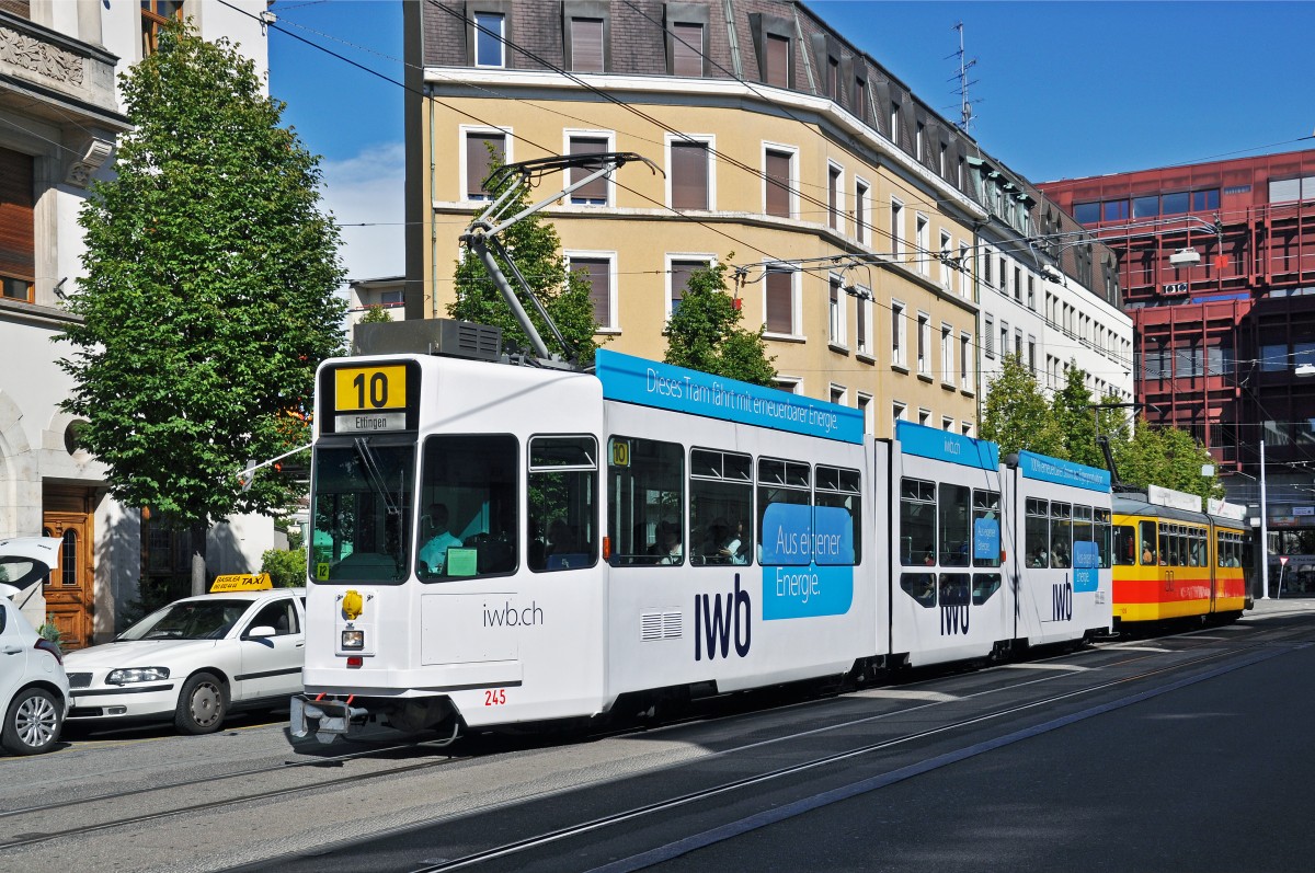 Be 4/8 245 mit der IWB Werbung zusammen mit dem Be 4/6 109 auf der Linie 10 kurz vor der Haltestelle Bahnhof SBB. Die Aufnahme stammt vom 17.07.2014.