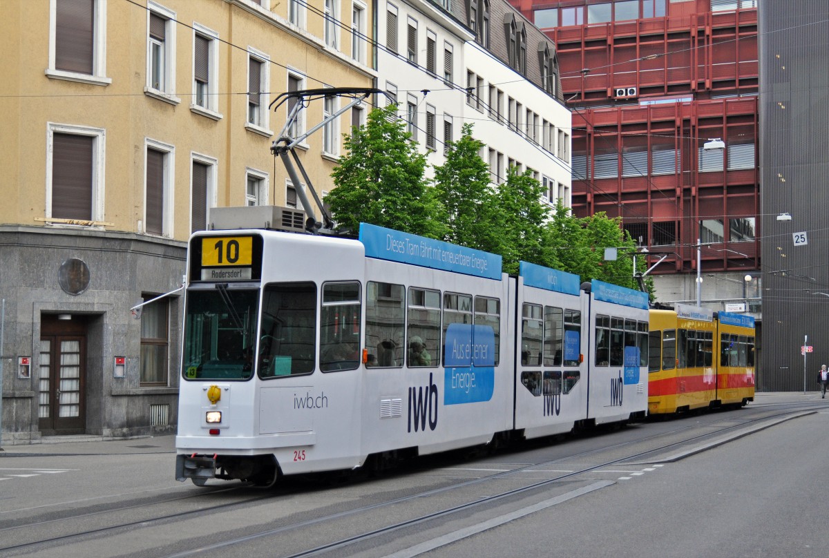 Be 4/8 245 mit der IWB Werbung zusammen mit dem Be 4/6 224 auf der Linie 10 kurz vor der Haltestelle Bahnhof SBB. Die Aufnahme stammt vom 22.05.2015.