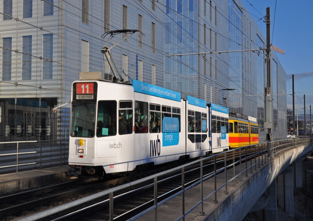 Be 4/8 245 mit der neuen IWB Werbung und der Be 4/6 105 auf der Linie 11 bei der Haltestelle Peter Merian. Die Aufnahme stammt vom 17.01.2014.