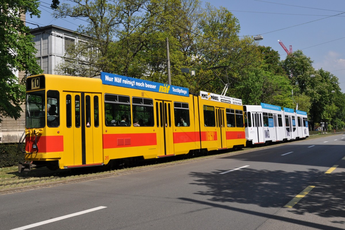 Be 4/8 245 mit der neuen IWB Werbung zusammen mit dem Be 4/6 265 auf der Linie 10 fahren zur Haltestelle am Aeschenplatz. Die Aufnahme stammt vom 24.04.2014.