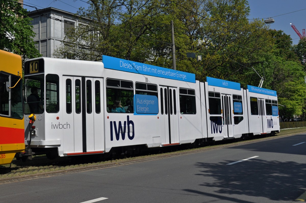 Be 4/8 245 mit der neuen IWB Werbung auf der Linie 10 im Aeschengraben. Die Aufnahme stammt vom 24.04.2014.