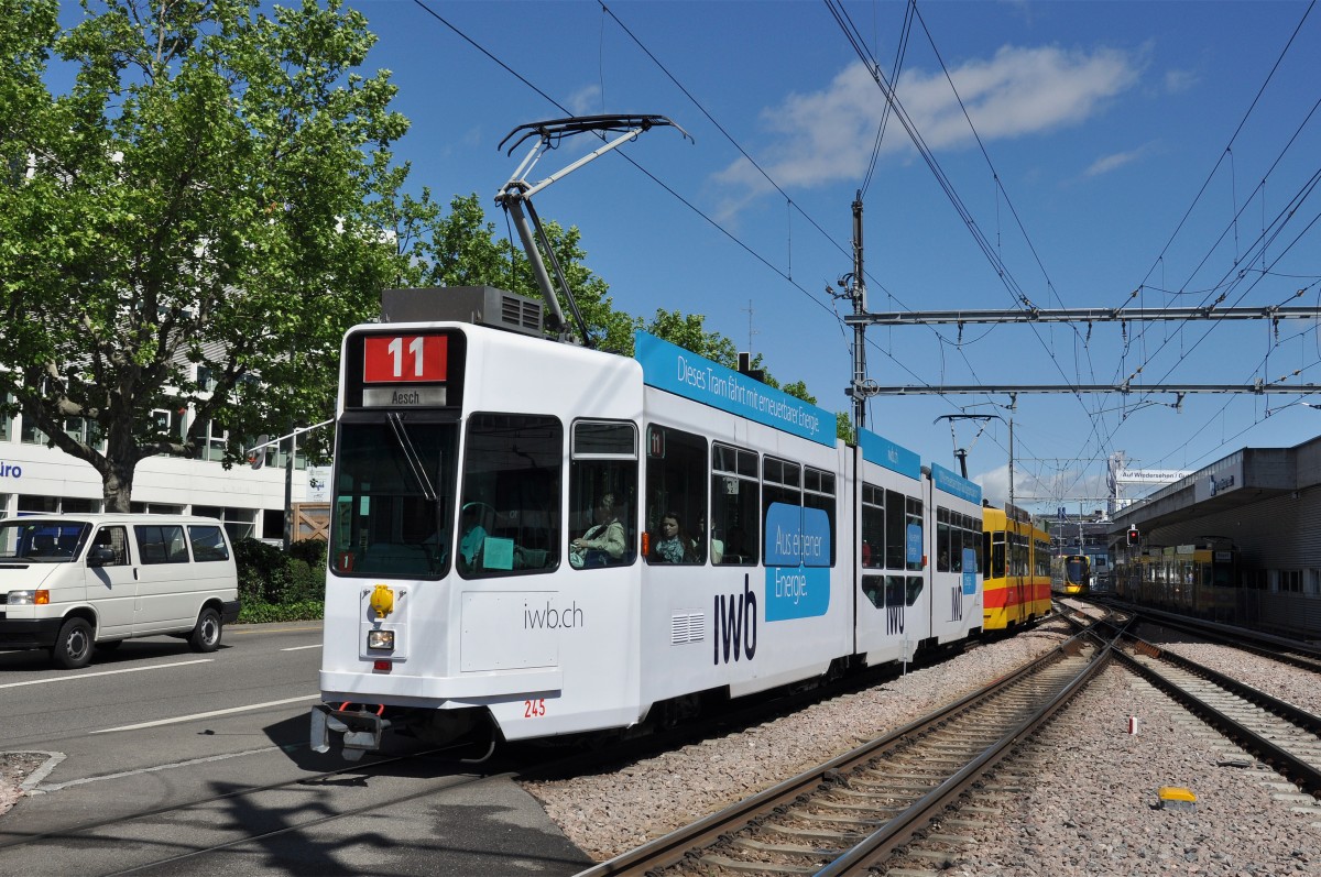 Be 4/8 245 mit der neuen IWB Werbung und der Be 4/6 227 auf der Linie 11 kurz vor der Haltestelle Ruchfeld. Die Aufnahme stammt vom 23.05.2014.