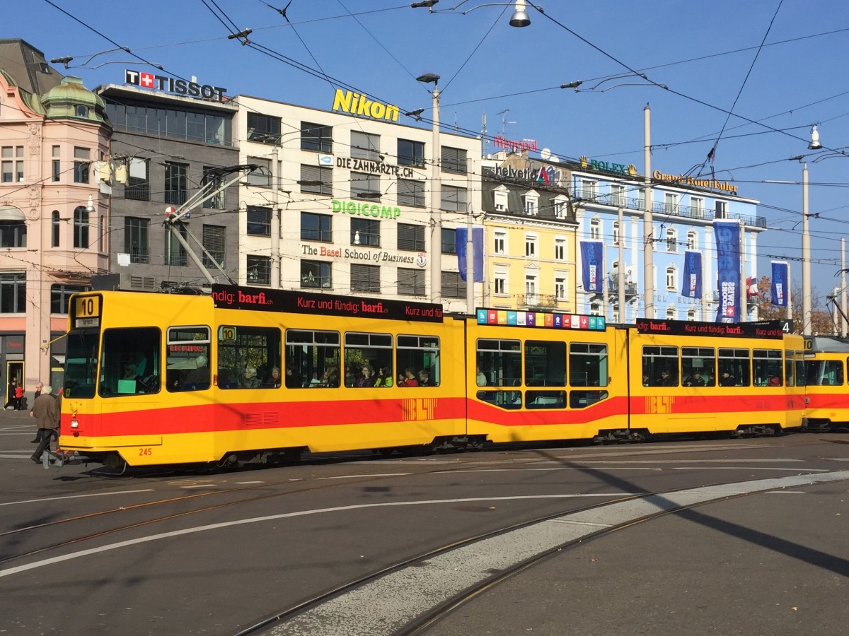 Be 4/8 245 unterwegs auf der Linie 10 am Bhf. SBB, 31.10.15