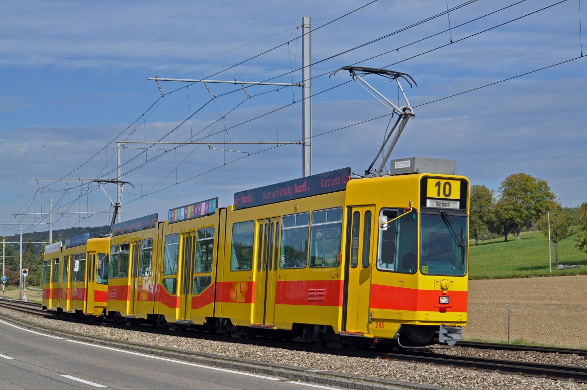Be 4/8 245 zusammen mit dem Be 4/6 231 , auf der Linie 10, fahren zur Haltestelle in Ettingen. Die Aufnahme stammt vom 03.10.2015.