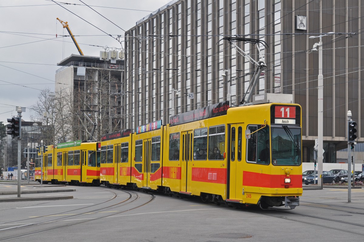 Be 4/8 245 zusammen mit dem Be 4/6 214, auf der Linie 11, fahren zur Haltestelle am Bahnhof SBB. Die Aufnahme stammt vom 08.03.2016.