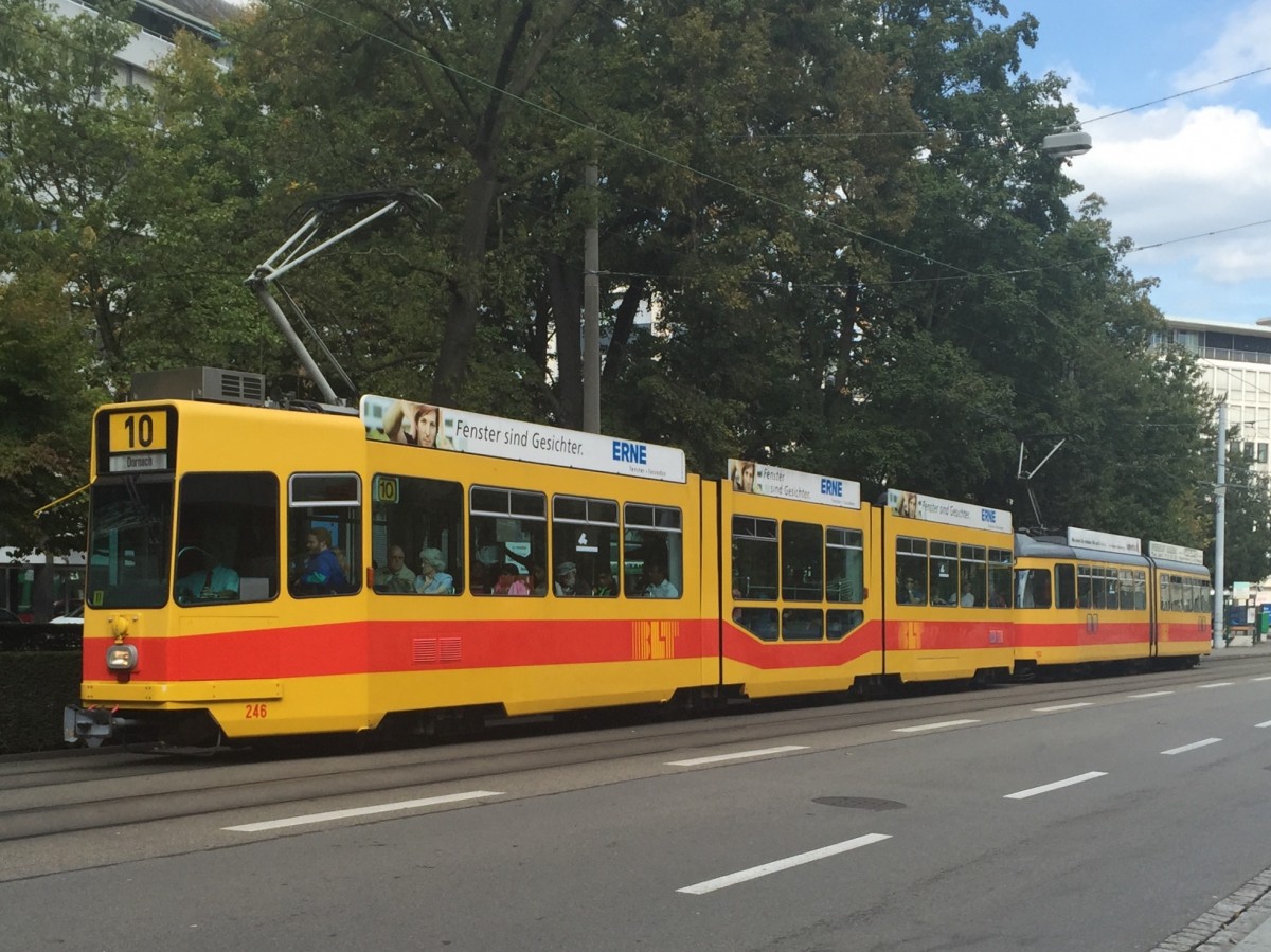 Be 4/8 246 unterwegs auf der Linie 10 kurz nach der Haltestelle Aeschenplatz, 27.09.15
