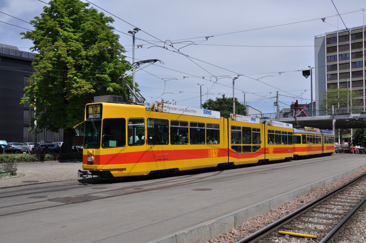 Be 4/8 246 zusammen mit dem Be 4/6 102 auf der Linie 10 an der Heuwaage. Die Aufnahme stammt vom 06.06.2014.