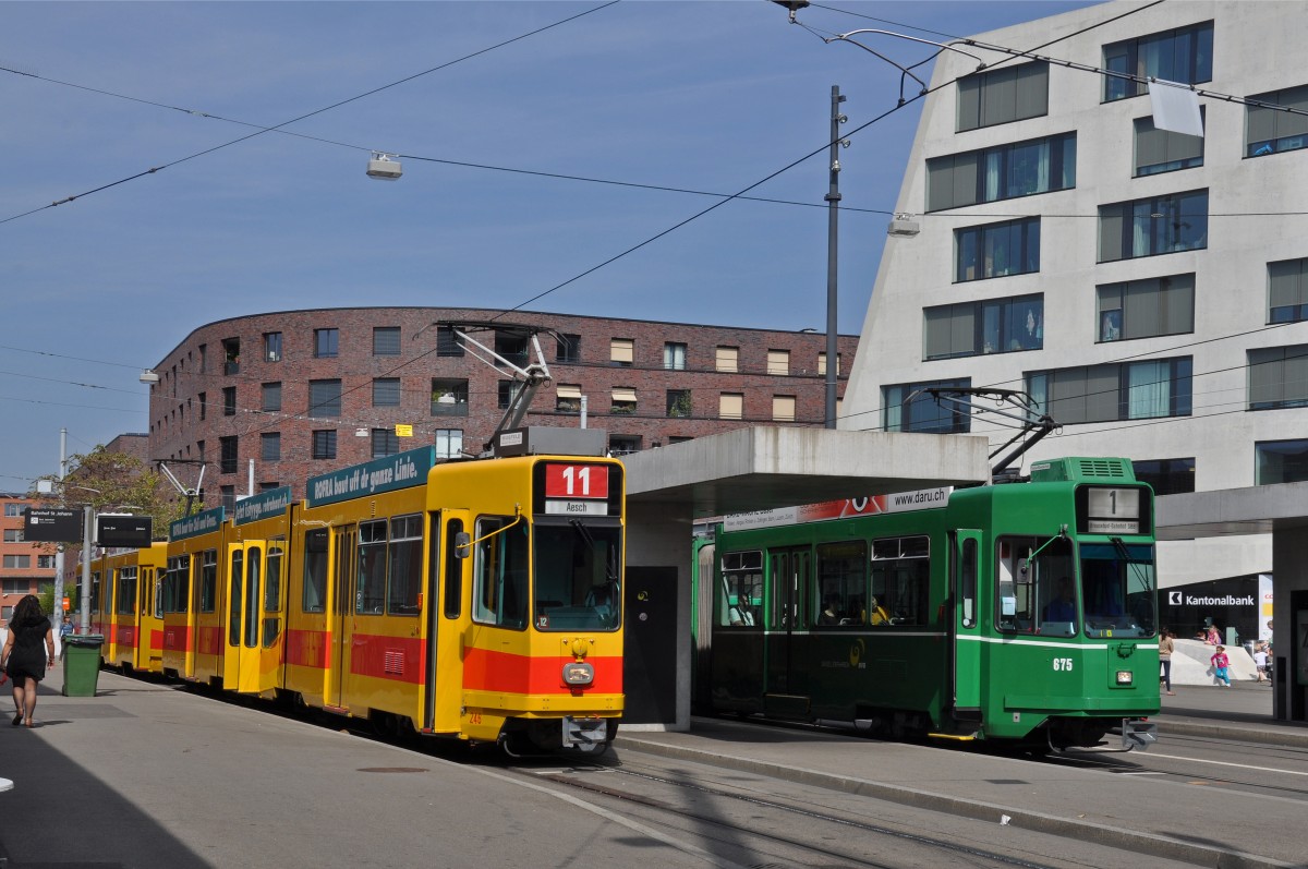 Be 4/8 246 zusammen mit dem Be 4/6 233 auf der Linie 11 und der Be 4/6 S 675 auf der Linie 1 treffen sich an der Haltestelle Bahnhof St.Johann. Die Aufnahme stammt vom 15.09.2014.