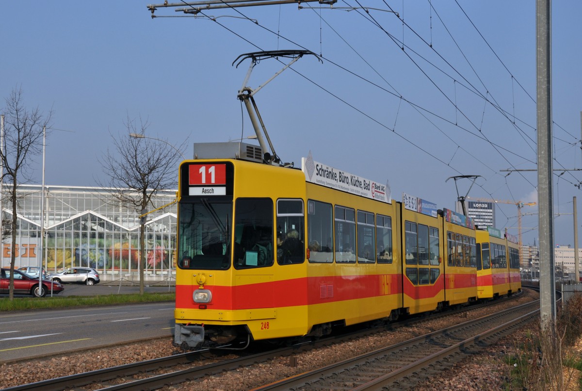 Be 4/8 248 und der Be 4/6 247 auf der Linie 11 kurz vor der Haltestelle M-Parc. Die Aufnahme stammt vom 06.03.2014.