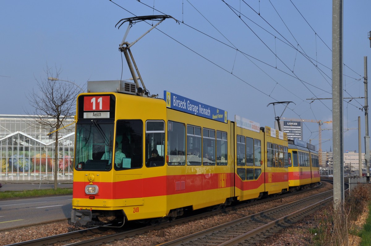 Be 4/8 249 und der Be 4/6 104 auf der Linie 11 kurz vor der Haltestelle M-Parc. Die Aufnahme stammt vom 06.03.2014.
