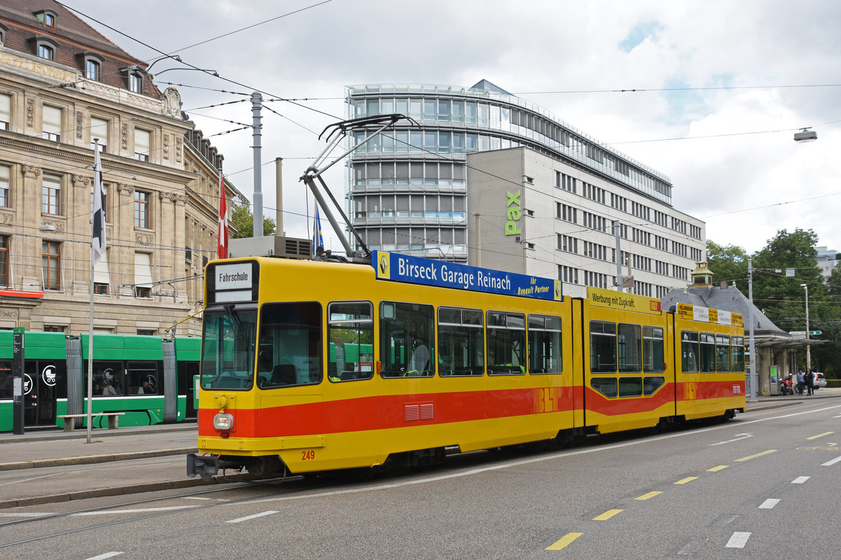 Be 4/8 249 ist mit der Fahrschule unterwegs. Hier steht der Wagen in der Schlaufe beim Aeschenplatz. Die Aufnahme stammt vom 24.09.2018.