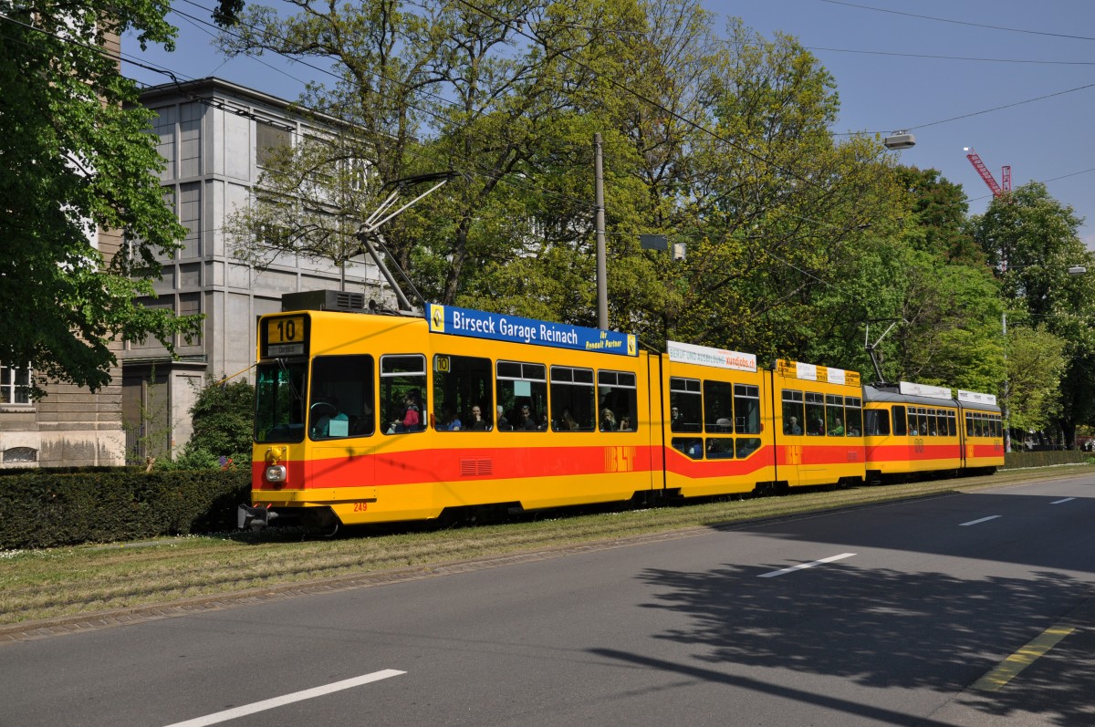 Be 4/8 249 zusammen mit dem Be 4/6 111 auf der Linie 10 kurz vor der Haltestelle Bahnhof SBB. Die Aufnahme stammt vom 24.04.2014.