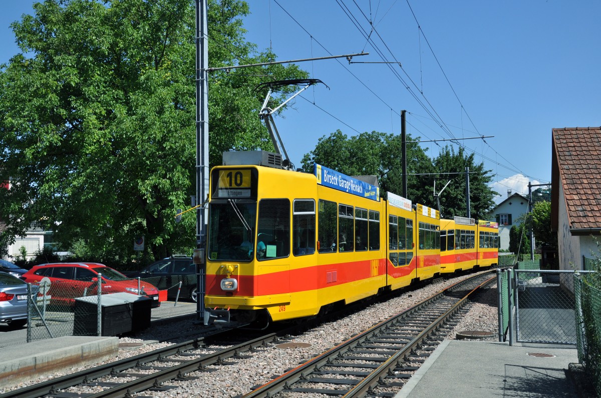 Be 4/8 249 zusammen mit dem Be 4/6 261 auf der Linie 10 fahren zur Haltestelle Bottmingen. Die Aufnahme stammt vom 01.07.2014.