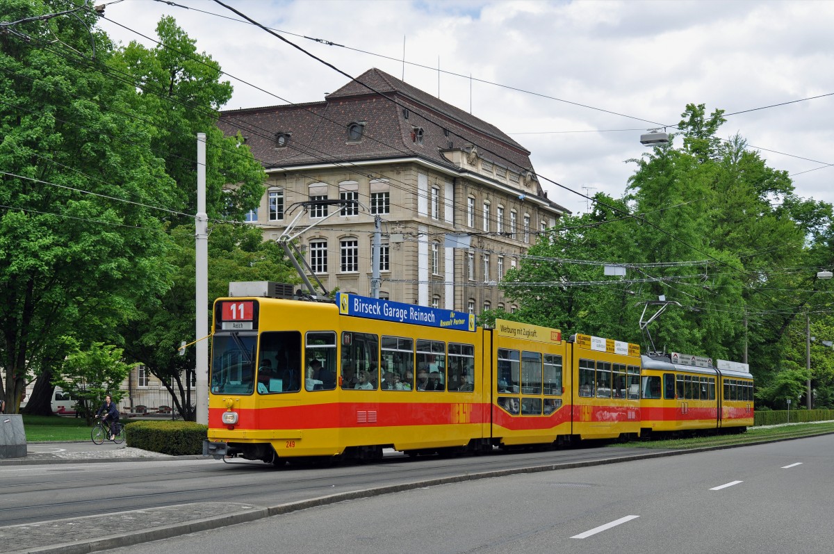 Be 4/8 249 zusammen mit dem Be 4/6 101 auf der Linie 11 fahren zur Haltestelle am Bahnhof SBB. Die Aufnahme stammt vom 07.05.2015.