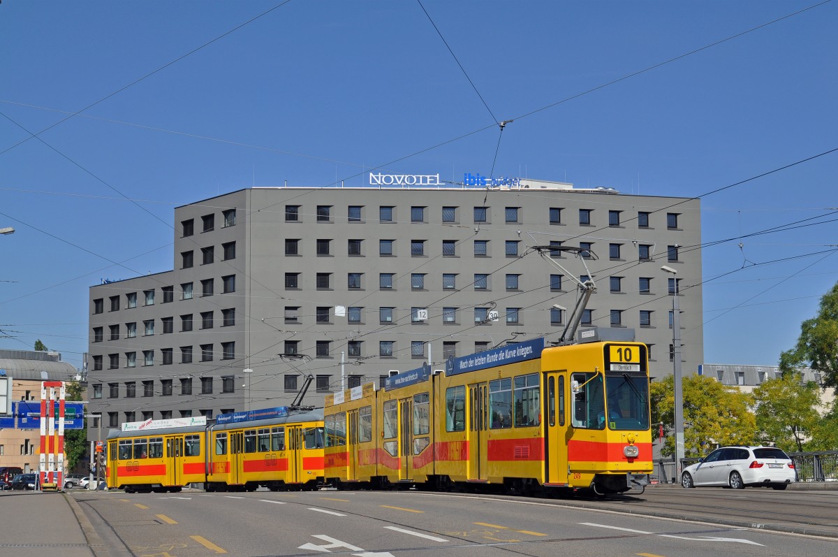 Be 4/8 249 zusammen mit dem Be 4/6 109 auf der Linie 10 überqueren die Münchensteinerbrücke. Die Aufnahme stammt vom 21.09.2015.