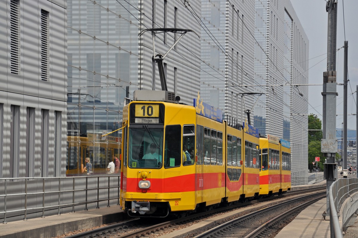 Be 4/8 252 zusammen mit dem Be 4/6 224 auf der Linie 10 kurz vor der Haltestelle Peter Merian. Die Aufnahme stammt vom 10.06.2014.