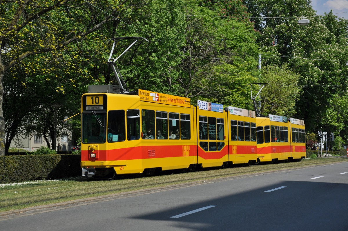 Be 4/8 253 zusammen mit dem Be 4/6 260 auf der Linie 10 kurz vor der Haltestelle Bahnhof SBB. Die Aufnahme stammt vom 24.04.2014.