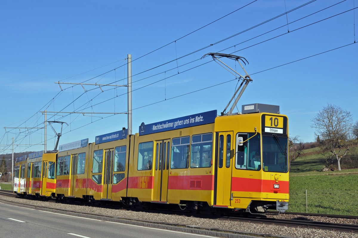 Be 4/8 253 zusammen mit dem Be 4/6 208, auf der Linie 10, fahren zur Haltestelle Ettingen. Die Aufnahme stammt vom 25.01.2016.