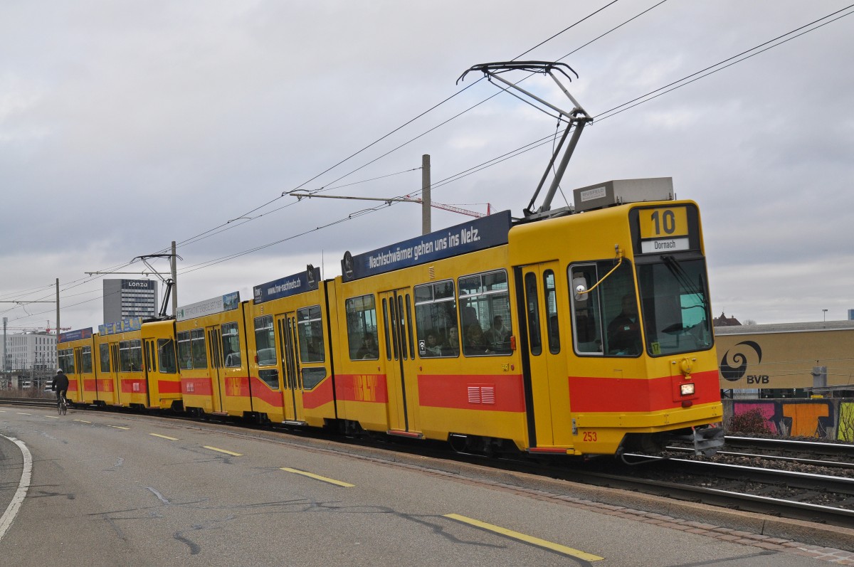 Be 4/8 253 zusammen mit dem Be 4/6 208, auf der Linie 10 fahren zur Haltestelle M-Parc. Die Aufnahm stammt vom 29.01.2016.