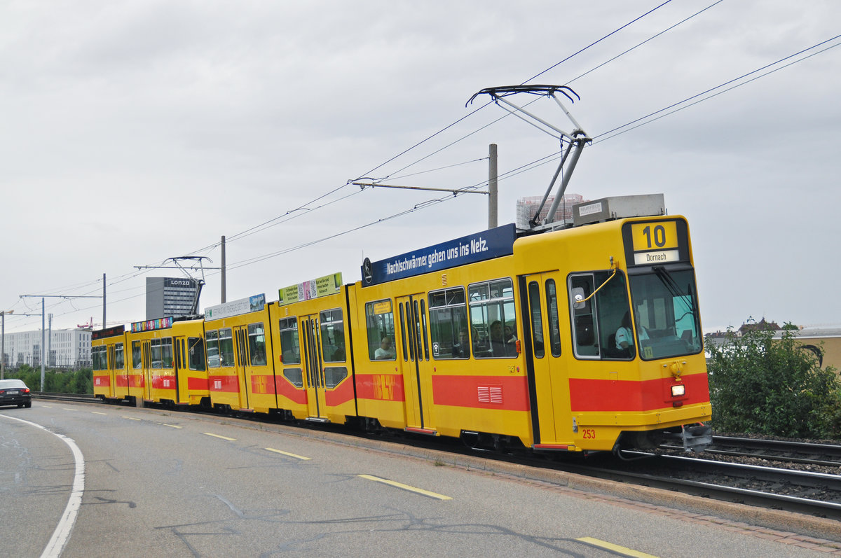 Be 4/8 253 zusammen mit dem Be 4/6 263, auf der Linie 10, fahren zur Haltestelle beim M-Parc. Die Aufnahme stammt vom 04.09.2016.