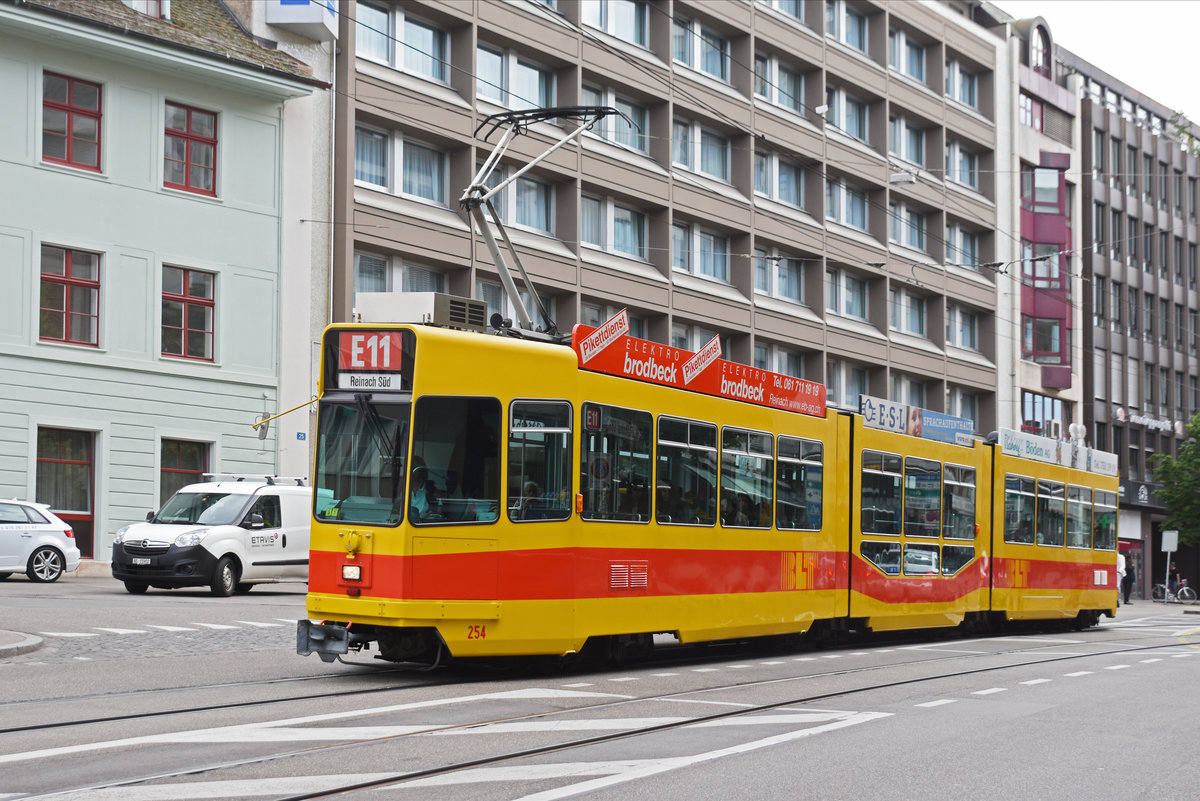 Be 4/8 254, auf der Linie E11, fährt zur Haltestelle Theater. Die Aufnahme stammt vom 08.06.23020.