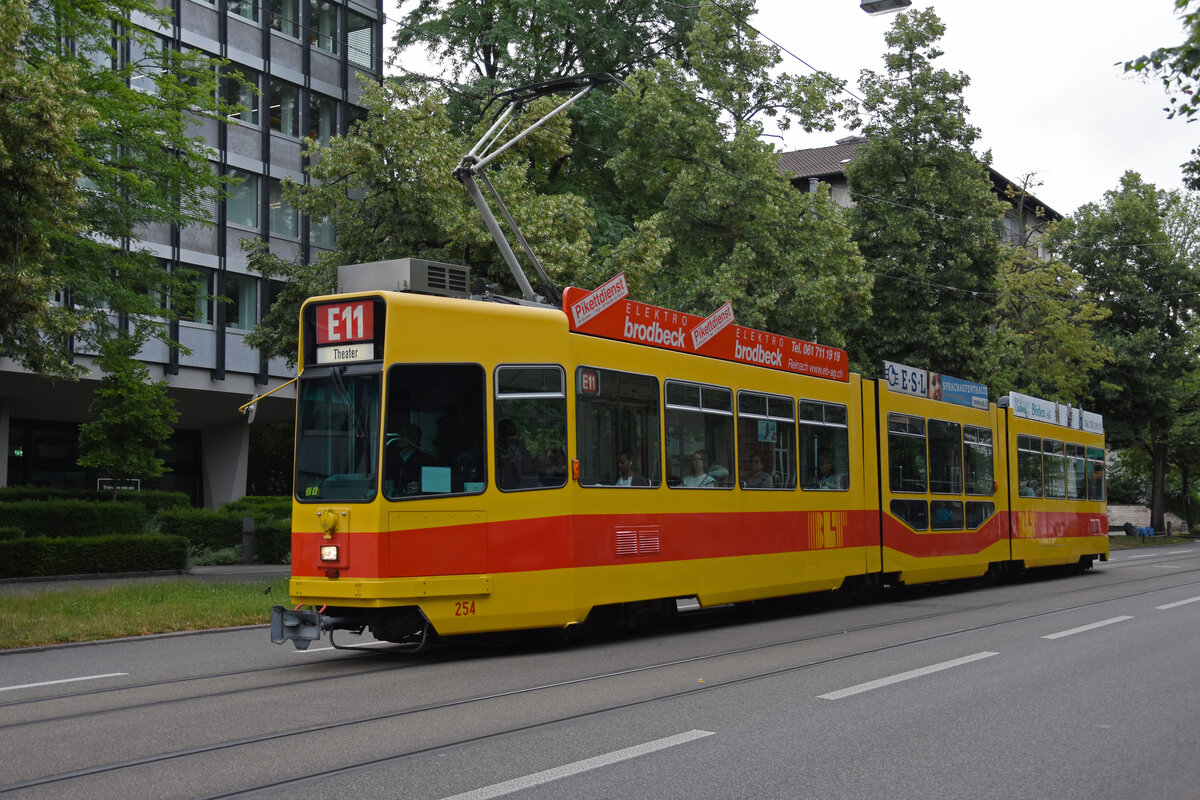 Be 4/8 254, auf der Linie E11, fährt zur Haltestelle am Aeschenplatz. Die Aufnahme stammt vom 28.06.2022.