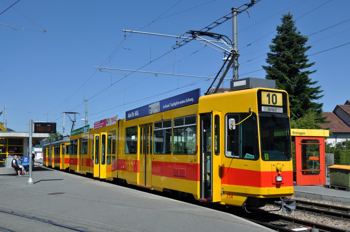 Be 4/8 254 zusammen mit dem Be 4/6 107 auf der Linie 10 an der Station Ettingen. Die Aufnahme stammt vom 01.07.2014.