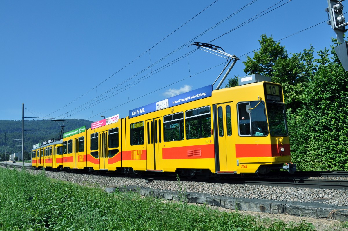 Be 4/8 254 zusammen mit dem Be 4/6 107 auf der Linie 10 fahren zur Haltestelle Känelmatt. Die Aufnahme stammt vom 01.07.2014.