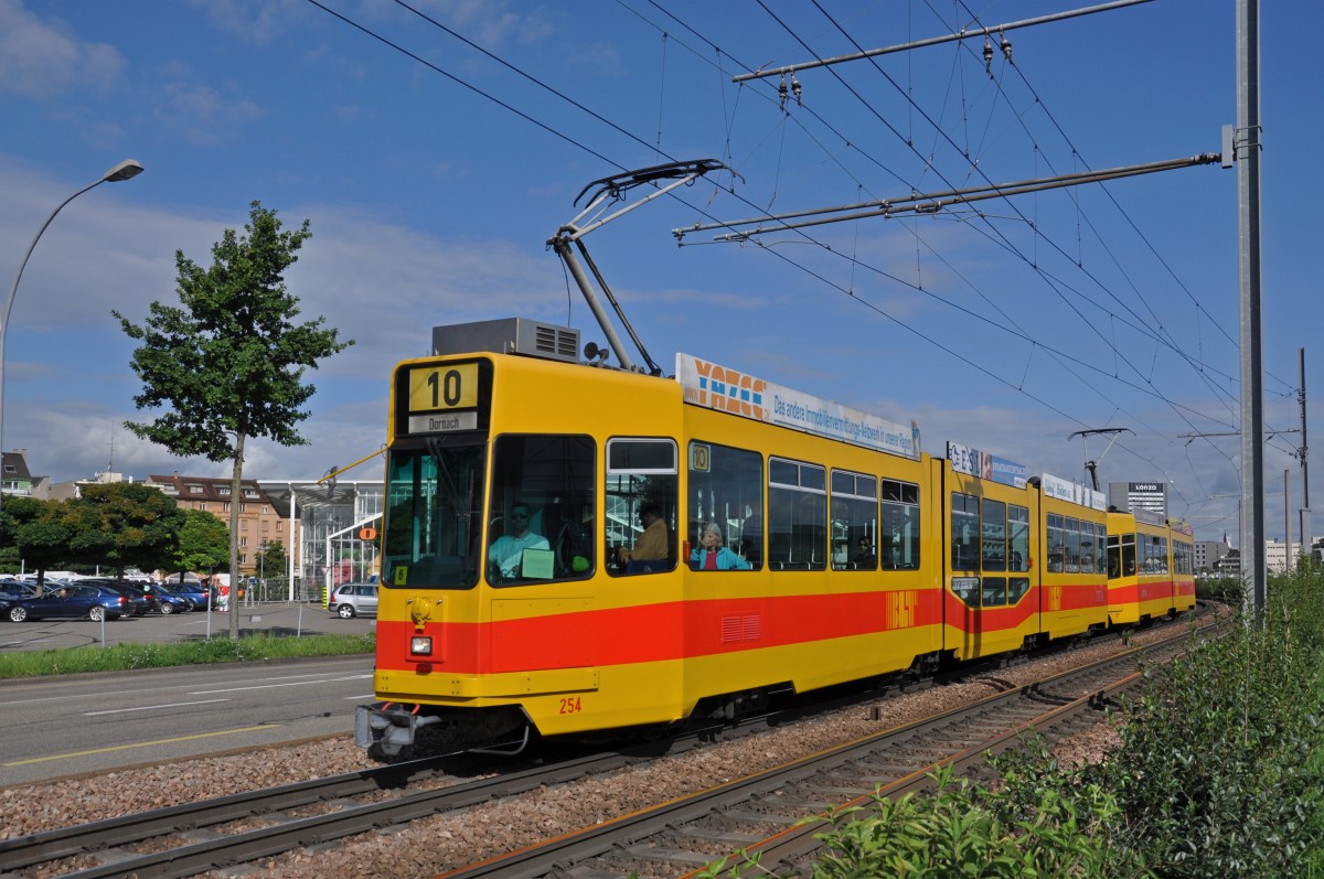 Be 4/8 254 zusammen mit dem Be 4/6 261 auf der Linie 10 kurz vor der Haltestelle M-Parc. Die Aufnahme stammt vom 14.08.2014.