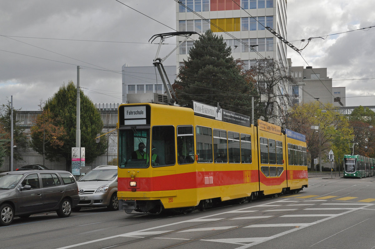 Be 4/8 255 fährt mit der Fahrschule zur Haltestelle Wiesenplatz. Die Aufnahme stammt vom 30.10.2017.