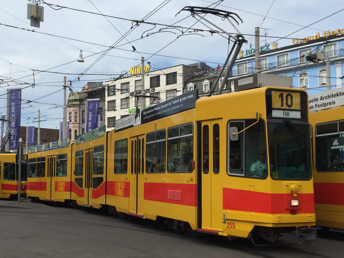 Be 4/8 255 unterwegs auf der Linie 10 am Bahnhof SBB. Die Aufnahme stammt vom 03.09.2016