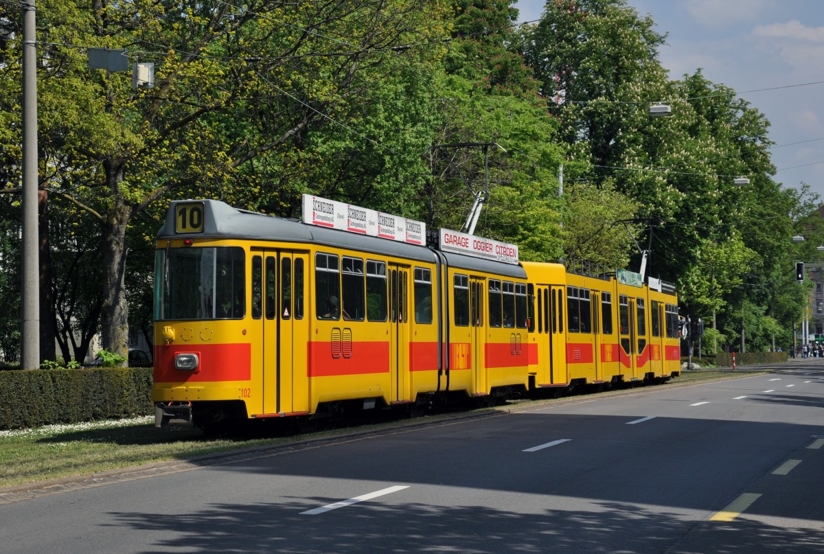 Be 4/8 255 zusammen mit dem Be 4/6 102 auf der Linie 10 fahren zur Haltestelle am Aeschenplatz. Die Aufnahme stammt vom 24.04.2014.