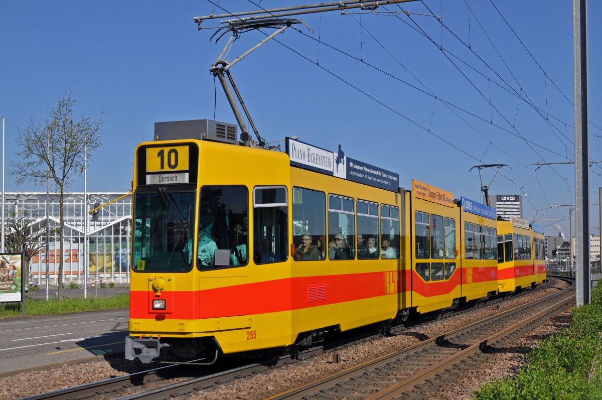 Be 4/8 255 zusammen mit dem Be 4/6 264 auf der Linie 10 fahren zur Haltestelle M-Parc. Die Aufnahme stammt vom 19.04.2015.