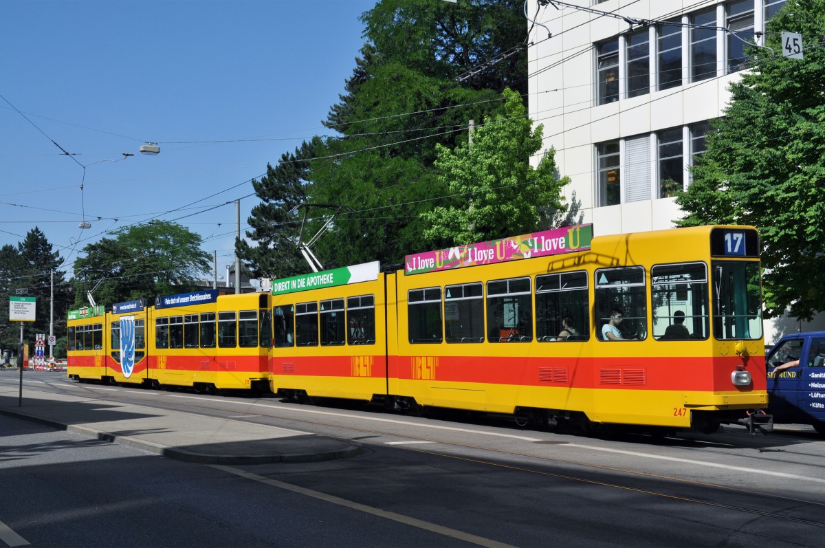 Be 4/8 256 zusammen mit dem Be 4/6 247 auf der Linie 17 an der Haltestelle CIBA. Die Aufnahme stammt vom 11.06.2014.