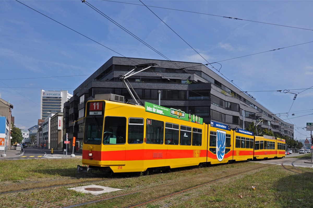 Be 4/8 256 zusammen mit dem Be 4/6 261 auf der Linie 11 überqueren den Lothringerplatz, kurz vor der provisorischen Endhaltestelle Bahnhof St.Johann. Die Aufnahme stammt vom 15.09.2014.