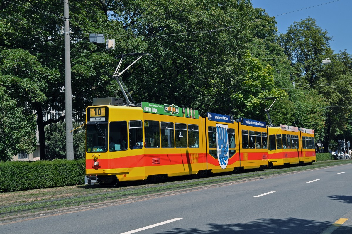 Be 4/8 256 zusammen mit dem Be 4/6 213 auf der Linie 10 fahren zur Haltestelle am Bahnhof SBB. Die Aufnahme stammt vom 03.08.2015.
