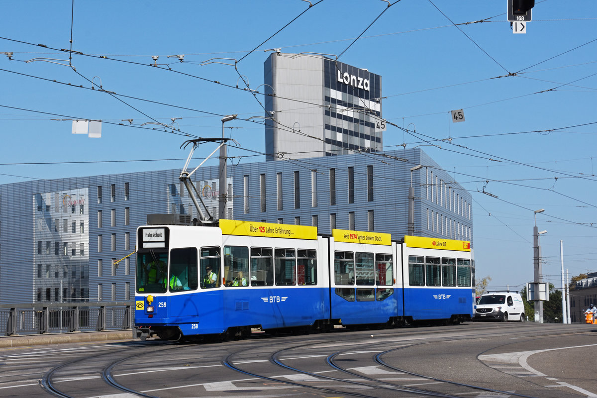Be 4/8 259 im BTB Look, überquert mit der Fahrschule die Münchensteinerbrücke. Die Aufnahme stammt vom 15.09.2020.