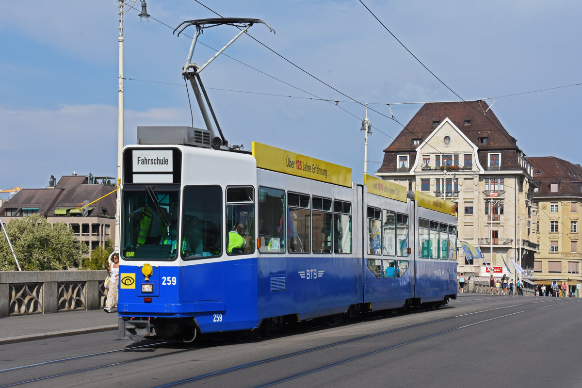 Be 4/8 259 im BTB Look, überquert mit der Fahrschule die mittlere Rheinbrücke. Die Aufnahme stammt vom 16.09.2020.