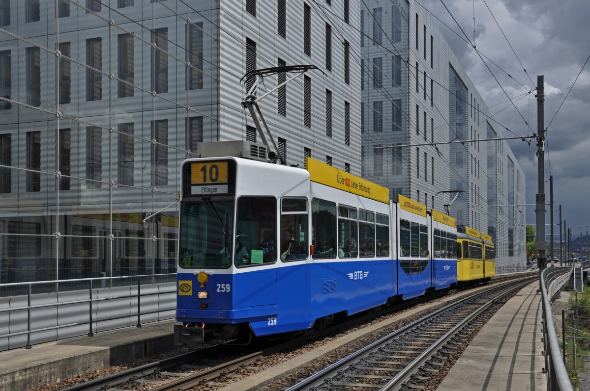 Be 4/8 259 im BTB Look zusammen mit dem Be 4/6 105 im BEB Look fahren zur Haltestelle Peter Merian. Die Aufnahme stammt vom 16.08.2014.